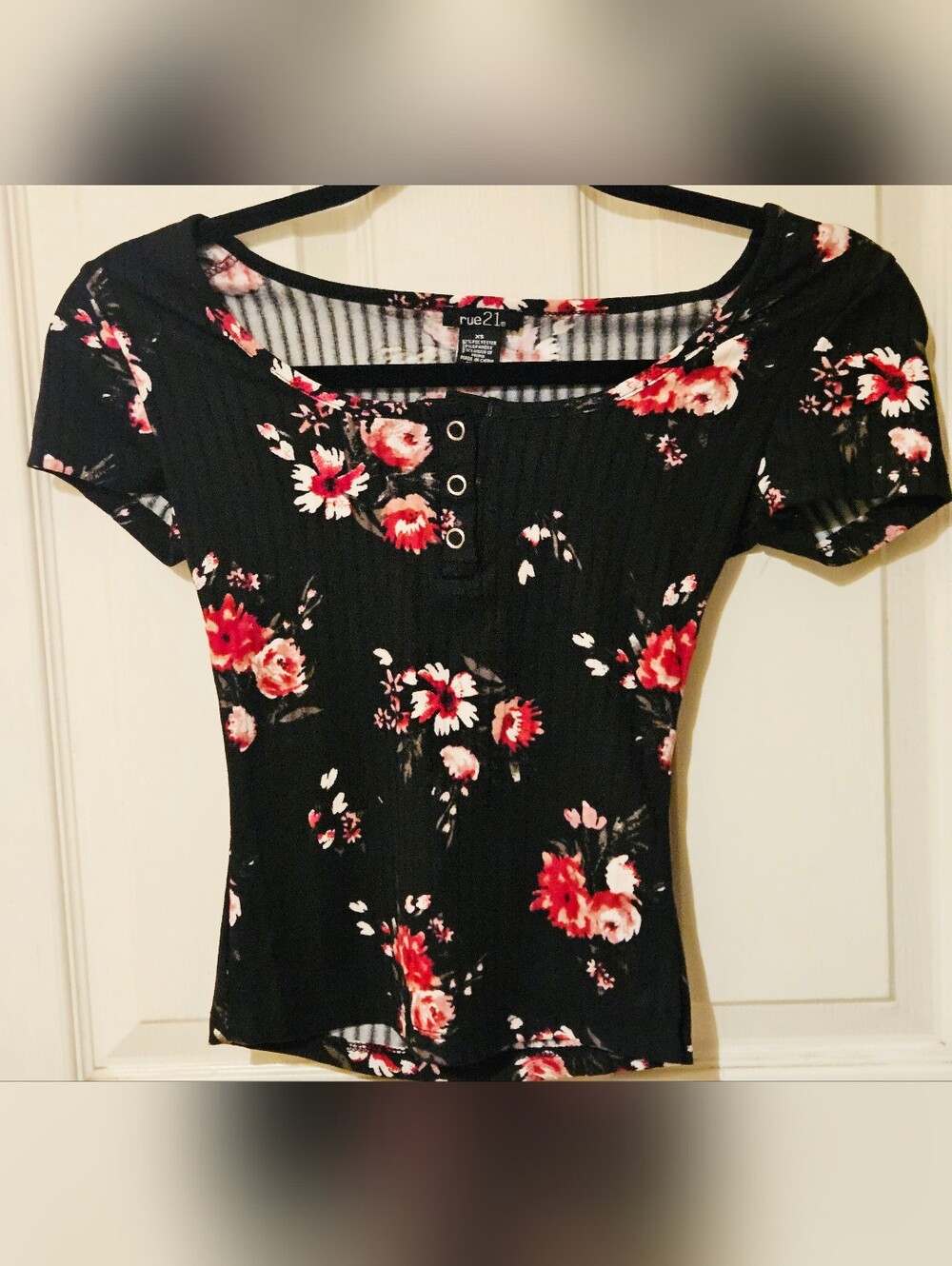 rue21 Black Floral Henley Short Sleeve Top